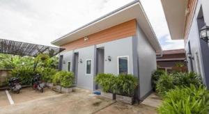 uma casa com um pátio com plantas em OYO 1121 Phuree Resort em Sattahip mais 37 fotografias