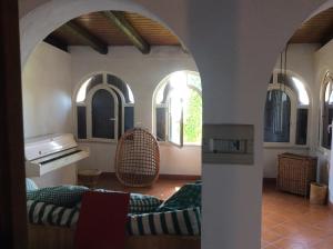 Een zitgedeelte bij Villa sull'Acqua
