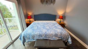 En eller flere senge i et værelse på Priced Right Near Beach Well Equipped apts