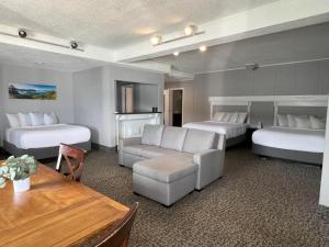 Giường trong phòng chung tại The Georgian Resort