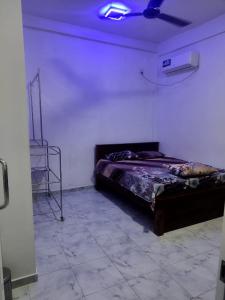 een slaapkamer met een bed en een plafondventilator bij Prince House in Piliyandala