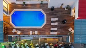 カラマタにあるElektra Roof Top Suiteの大型スイミングプールの上面の景色