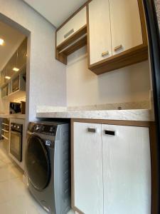 eine Küche mit einer Waschmaschine in der Unterkunft Apartamento Vó Lêla in Bombinhas + 22 Fotos