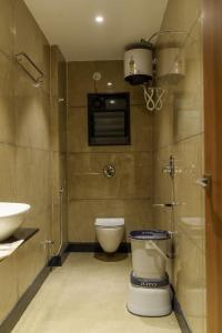 een badkamer met toilet en wastafel bij HariPriya Executive in Tuljapur