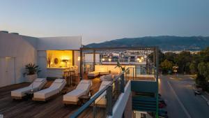 カラマタにあるElektra Roof Top Suiteのバルコニー(ラウンジチェア付)