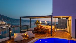 カラマタにあるElektra Roof Top Suiteのテーブルとプール付きの家のバルコニー