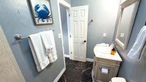 een badkamer met een witte wastafel en een blauwe muur bij 100 Steps to Beach Great Value Pool apts in South Padre Island