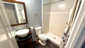 een badkamer met een wastafel en een douche bij 100 Steps to Beach Great Value Pool apts in South Padre Island +46 foto's