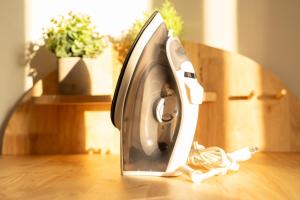 uma torradeira sentada em cima de uma mesa de madeira em Bloomsbury 402 em Wada