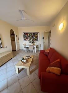 Una sala de estar con un sofá rojo y una mesa. en Seaside apartment in Shell Beach, en Santa Maria