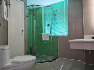 Ванная комната в GreenTree Inn Xi'an Terracotta Warriors Huaqing Pool Metro Station +47 фотографий