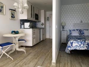 een keuken en een slaapkamer met een bed en een tafel bij Sun & Sea 511 in Sesimbra