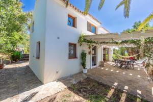 Tòa nhà nơi biệt thự tọa lạc