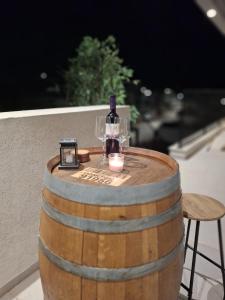 a barrel with a bottle of wine and a candle at סוויטת בארי , שלווה בגליל העליון in Mishmār Hāyardin +9 photos