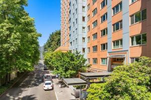 una strada cittadina con auto parcheggiate davanti a edifici alti di Downtown Seattle Corner Unit with Skyline Views a Seattle