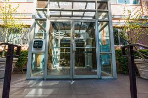un ingresso a un edificio in vetro con porta girevole di Downtown Seattle Corner Unit with Skyline Views a Seattle