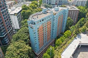 una vista dall'alto di un alto edificio blu con alberi di Downtown Seattle Corner Unit with Skyline Views a Seattle