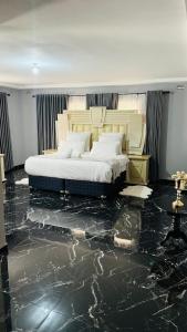 The Breeze Escape Harare في هراري: غرفة نوم مع سرير مع ماء على الأرض