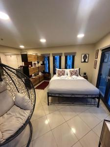 ISLAND Time Deluxe Apartment Downtown 3 floors في خيوس: غرفة نوم فيها سرير واريكة