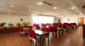 Un restaurante u otro lugar para comer en GreenTree Inn Tianjin Wuqing Distric Bohai Market