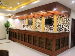 Una televisión o centro de entretenimiento en GreenTree Inn Lianyungang Suning Square Hualian Mantion Hotel