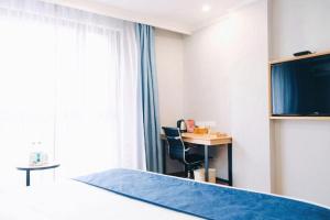 TV/trung tâm giải trí tại GreenTree Inn Jiaxing Tongxiang Tudian Express Hotel