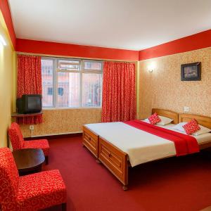 Giường trong phòng chung tại The Sambhu Heights - Deluxe Rooms - Free Wifi - Parking and Restaurant Facilites - Top Rated Hotel