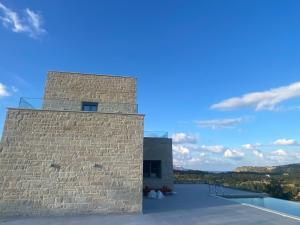 un edificio su un tetto con un cielo blu di Carob Luxury Stone Villas a Gavalochori