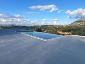 una piscina sul tetto di una casa di Carob Luxury Stone Villas a Gavalochori
