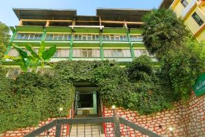 Vườn quanh The Sambhu Heights - Deluxe Rooms - Free Wifi - Parking and Restaurant Facilites - Top Rated Hotel