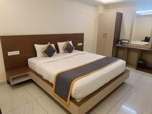 ein Schlafzimmer mit einem großen Bett in einem Zimmer in der Unterkunft DVR GRAND-AC Rooms in Visakhapatnam + 8 Fotos