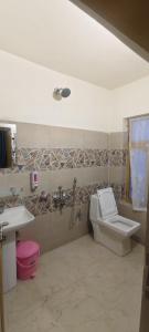 un bagno con un water e un lavandino di Wangmo homes, Spiti a Kaja