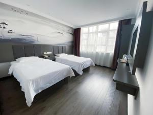 Una cama o camas en una habitación de GreenTree Inn HanZhong Railway Station Beiyihuan Road Express Hotel 105 fotos más