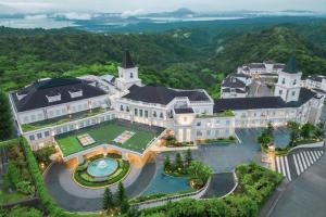 大雅台Twin Lakes Hotel near Tagaytay的豪宅的空中景观
