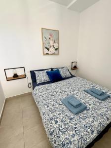 een slaapkamer met een bed met blauwe kussens erop bij Casa Sofia - Costa Calma Sun & Beach in Costa Calma +11 foto's