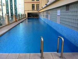 a large blue swimming pool in a building at Xiamen Fortune Hotel in Xiamen