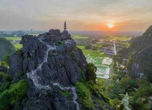 een kasteel op de top van een berg bij zonsondergang bij Ninh Binh Mountain Resort in Xuân Sơn