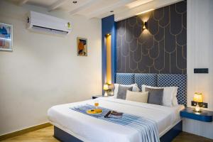 Un dormitorio con una gran cama blanca con cabecero azul. en Ayush villa, en Udaipur