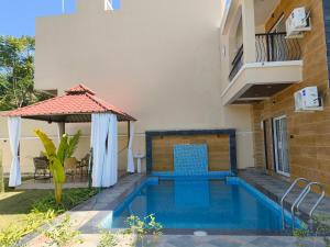 una piscina en el patio trasero de una casa en Ayush villa, en Udaipur