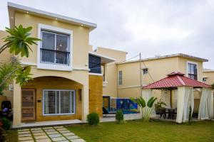 una casa con un jardín delante de ella en Ayush villa, en Udaipur