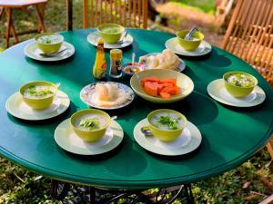 Hughome Valley ChiangDao في Ban Sop Khap: طاولة خضراء عليها أوعية وأطباق طعام