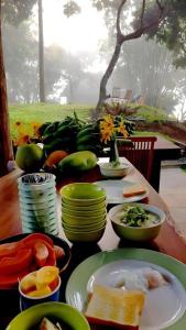 Hughome Valley ChiangDao في Ban Sop Khap: طاولة عليها صحون وأوعية طعام +61 صورة