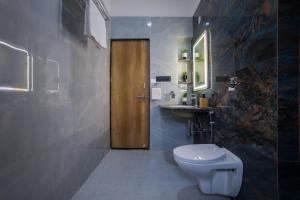 un baño con inodoro y lavabo en Ayush villa, en Udaipur 10 fotos más