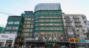 GreenTree Inn Xuzhou South Minzhu Road في سوزهو: مبنى طويل وكبير مع الكثير من النوافذ