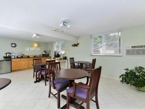 Кухня или мини-кухня в Americas Best Value Inn Jefferson City
