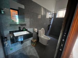 Un baño con un inodoro blanco y un lavabo. en Minh Quang homestay, en Ba Be18 40 fotos más