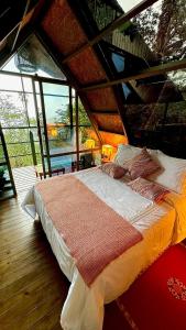 ANCESTRAL GLAMPING في باربوسا: غرفة نوم بسرير كبير في غرفة بها نوافذ +115 صورة