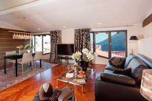 ein Wohnzimmer mit einem Sofa und einem Tisch in der Unterkunft QUISIGUSTA Luxury B&B in Curio