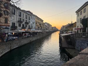 een kanaal in een stad met gebouwen naast een rivier bij Miniloft scala blu in Milaan
