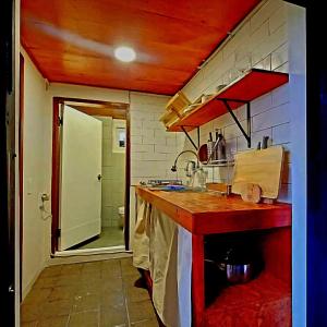 Køkken eller tekøkken på 이태원 가성비 해방촌옥탑 Namsan View Rooftop in Haebangchon 신흥시장